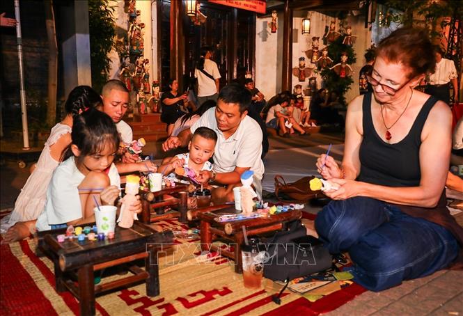 Người dân và du khách trải nghiệm các hoạt động tại chương trình. Ảnh: Khánh Hoà - TTXVN