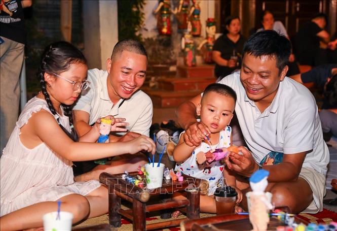 Người dân trải nghiệm các hoạt động tại chương trình. Ảnh: Khánh Hoà - TTXVN