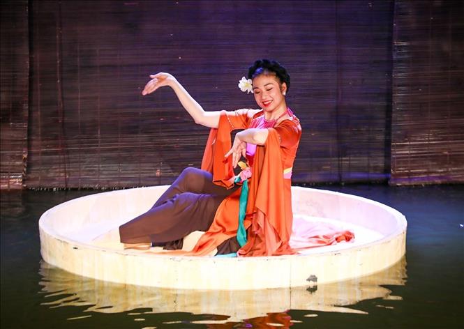 Tiết mục múa rối kết hợp nghệ thuật dân gian do các nghệ sĩ Nhà hát Múa rối Việt Nam biểu diễn. Ảnh: Khánh Hoà - TTXVN