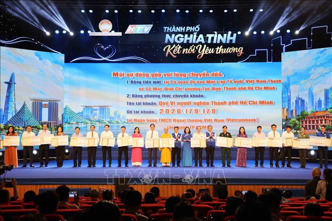 Lãnh đạo Ủy ban MTTQ Việt Nam trao Thư cảm ơn, tri ân sự đóng góp của các cơ quan, đơn vị, doanh nghiệp và cá nhân đã ủng hộ Quỹ Vì người nghèo. Ảnh: Xuân Khu-TTXVN
