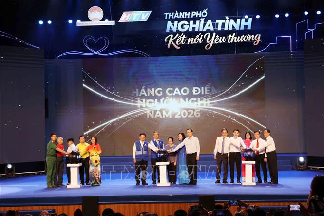 Lãnh đạo Thành phố thực hiện nghi thức khởi động Tháng cao điểm vì người nghèo năm 2026. Ảnh: Xuân Khu-TTXVN