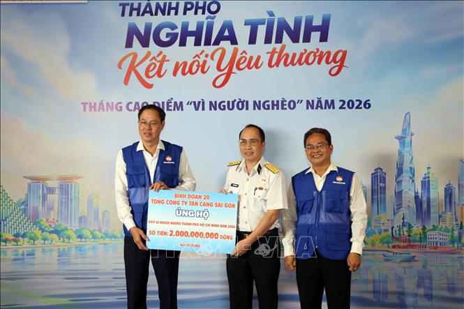 Đại diện lãnh đạo Ủy ban MTTQ Việt Nam Thành phố tiếp nhận tượng trưng kinh phí ủng hộ Quỹ vì người nghèo từ các đơn vị, cơ quan, doanh nghiệp. Ảnh: Xuân Khu-TTXVN