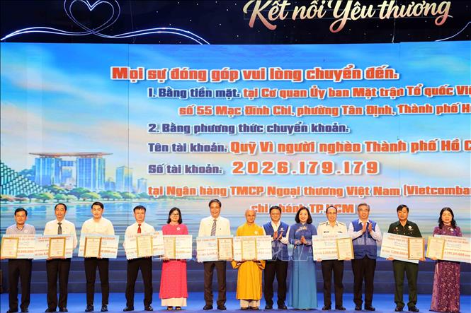 Lãnh đạo Ủy ban MTTQ Việt Nam trao Thư cảm ơn, tri ân sự đóng góp của các cơ quan, đơn vị, doanh nghiệp và cá nhân đã ủng hộ Quỹ Vì người nghèo. Ảnh: Xuân Khu-TTXVN