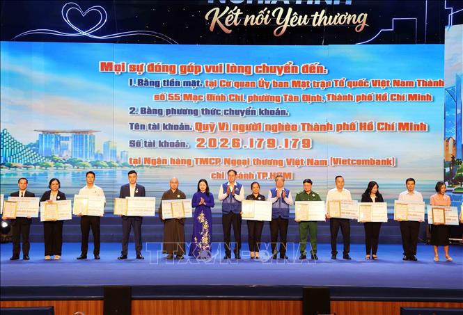 Lãnh đạo Ủy ban MTTQ Việt Nam trao Thư cảm ơn, tri ân sự đóng góp của các cơ quan, đơn vị, doanh nghiệp và cá nhân đã ủng hộ Quỹ Vì người nghèo. Ảnh: Xuân Khu-TTXVN