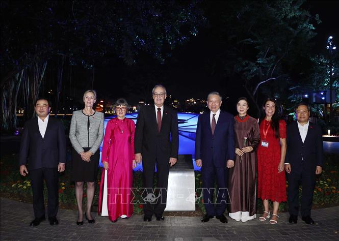 Tổng Bí thư, Chủ tịch nước Tô Lâm và Phu nhân cùng Tổng thống Thụy Sĩ Guy Parmelin và Phu nhân chụp ảnh chung với các đại biểu cạnh chiếc 