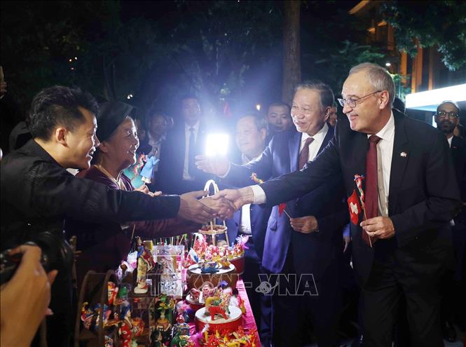 Tổng Bí thư, Chủ tịch nước Tô Lâm và Tổng thống Thụy Sĩ Guy Parmelin giao lưu với các nghệ nhân tò he làng Xuân La. Ảnh: Thống Nhất - TTXVN