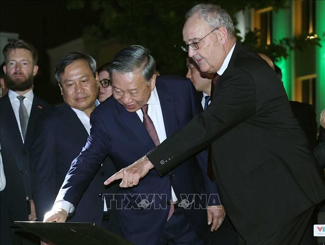 Tổng Bí thư, Chủ tịch nước Tô Lâm và Tổng thống Thụy Sĩ Guy Parmelin trao đổi về câu chuyện chiếc 