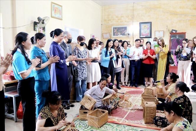 Chuyến thăm thực địa và làm việc tại tỉnh Thanh Hóa của Hội Liên hiệp Phụ nữ Việt Nam với Phái đoàn Liên minh châu Âu (EU), các đối tác EU, ngày 17/5/2022 để tìm hiểu nhu cầu hỗ trợ của phụ nữ ở địa phương. Ảnh: Hoa Mai - TTXVN