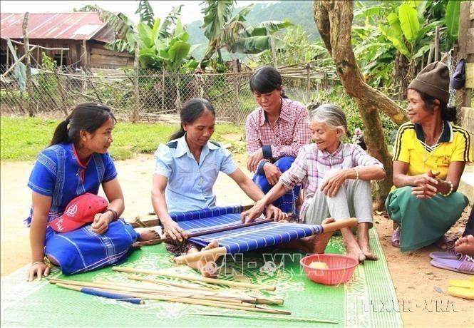 Hội Liên hiệp Phụ nữ huyện Đam Rông (Lam Đồng) vận dụng tốt những chính sách hỗ trợ của Nhà nước và các tổ chức, phát huy vai trò của phụ nữ trong việc phát triển kinh tế gia đình, cải thiện cuộc sống, giúp nhiều gia đình hội viên thoát nghèo, vươn lên làm giàu. Ảnh: Đặng Tuấn - TTXVN