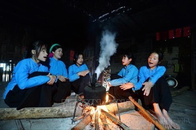 Học sinh Trường Trung học cơ sở Đại Dực 1 (huyện miền núi Tiên Yên, Quảng Ninh) trong buổi tập luyện bảo tồn tiếng hát Soóng Cọ (2023). Ảnh: Minh Đức - TTXVN
