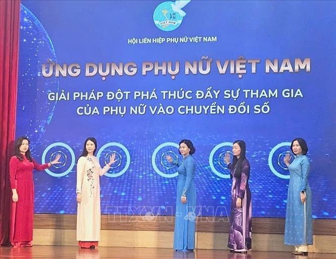 Các đại biểu nhấn nút khởi động ứng dụng 