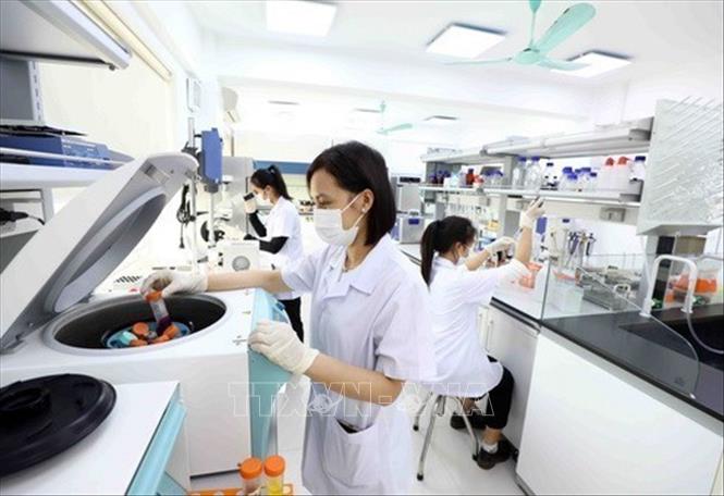 Nhiệm vụ của các nữ sĩ quan Phòng Kỹ thuật bảo vệ (Bộ Tư lệnh Cảnh vệ, Bộ Công an) là ứng dụng thành tựu khoa học công nghệ, sử dụng các thiết bị kỹ thuật hiện đại để kiểm tra, phát hiện, xử lý các chất độc hại trong đồ ăn, thức uống. Ảnh: Phạm Kiên - TTXVN