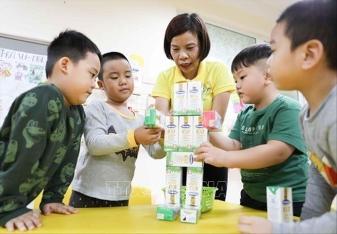 Đảng viên Nguyễn Thị Thanh Trà, Tổ trưởng chuyên môn, Trường Mầm non A (Hoàn Kiếm, Hà Nội) đưa công nghệ thông tin vào công tác dạy học, nghiên cứu, sáng tạo trong việc sưu tầm và xây dựng bài tập steam cho trẻ mẫu giáo lớn. Sáng kiến “Ứng dụng STEAM trong việc sưu tầm và xây dụng các bài tập tìm hiểu và khám phá khoa học cho trẻ mẫu giáo lớn” của cô Trà đã đạt giải A cấp quận và giải C cấp Thành phố năm học 2019 - 2020. Ảnh: Thanh Tùng - TTXVN