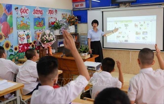 Tốt nghiệp chuyên ngành giáo dục Tiểu học, cô giáo Nguyễn Thị Vân Kiều đã có hơn 30 năm công tác tại Trường Tiểu học Bình Minh, Hoàn Kiếm, Hà Nội, gắn bó với những học sinh khuyết tật hơn 11 năm. Đồng hành với hàng trăm gia đình, hàng trăm hoàn cảnh, cô Kiều đã thể hiện vai trò quan trọng trong quá trình trưởng thành của hàng trăm học sinh kém may mắn (2024). Ảnh: Thanh Tùng - TTXVN