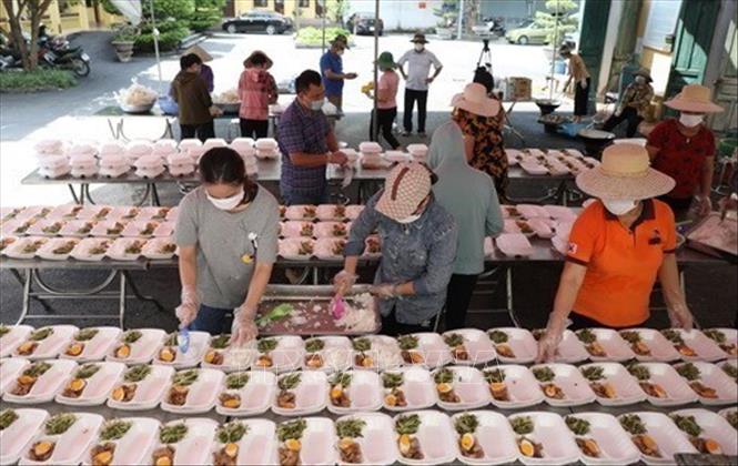 Hội Phụ nữ xã Việt Tiến (Việt Yên, Bắc Giang) đã tình nguyện, tự tổ chức luân phiên làm công tác hậu cần. Mỗi ngày nấu hơn 400 suất cơm cung cấp cho các khu cách ly tập trung, góp phần giảm tải cho chính quyền địa phương trong công tác phòng chống dịch COVID-19 (2021). Ảnh: Danh Lam - TTXVN