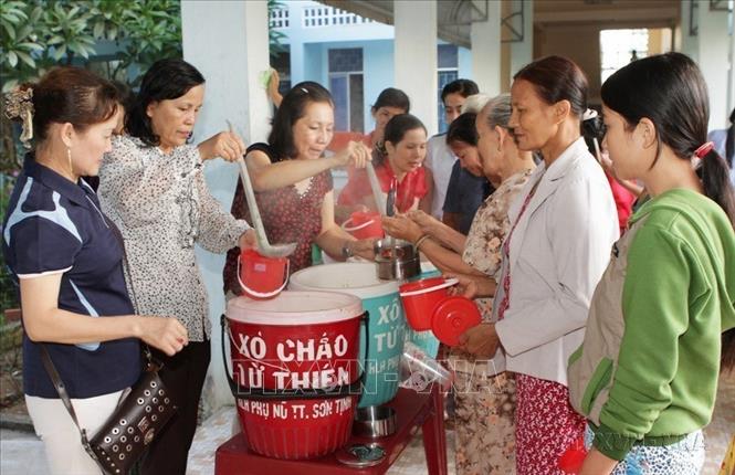 Câu lạc bộ phụ nữ từ thiện phát cháo miễn phí cho các bệnh nhân Bệnh viện đa khoa huyện Sơn Tịnh, tỉnh Quảng Ngãi (2014). Ảnh: Phương Hoa - TTXVN