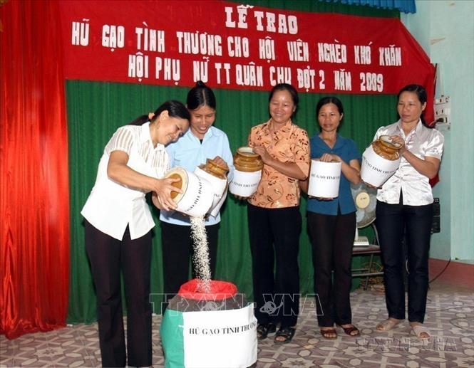 Các hội viên thị trấn Quân Chu, Đại từ, Thái Nguyên quyên góp 