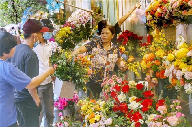 Nhân dịp Ngày Phụ nữ Việt Nam 20/10, nhiều cửa hàng hoa tại Hà Nội với đa dạng các loại hoa phục vụ nhu cầu người dân vào những ngày này. Ảnh: Tuấn Đức - TTXVN