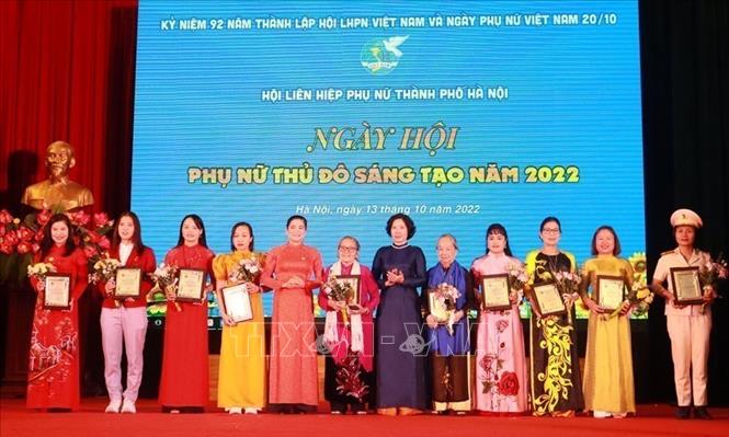 Phó Chủ tịch Trung ương Hội Liên hiệp phụ nữ Việt Nam Đỗ Thị Thu Thảo và Chủ tịch Hội Liên hiệp phụ nữ thành phố Hà Nội Lê Kim Anh (phải) trao tặng Danh hiệu Phụ nữ Thủ đô tiêu biểu năm 2022 cho 10 phụ nữ tiêu biểu. Ảnh: TTXVN phát