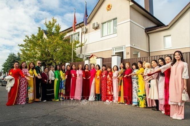 Ngày 20/10/2025, tại thủ đô Minsk, Đại sứ quán Việt Nam tại Belarus và Hội người Việt tại Belarus phối hợp tổ chức lễ kỷ niệm Ngày Phụ nữ Việt Nam, tiếp theo chuỗi các sự kiện tôn vinh và gắn kết cộng đồng người Việt tại Belarus trong năm 2025. Ảnh: TTXVN phát 