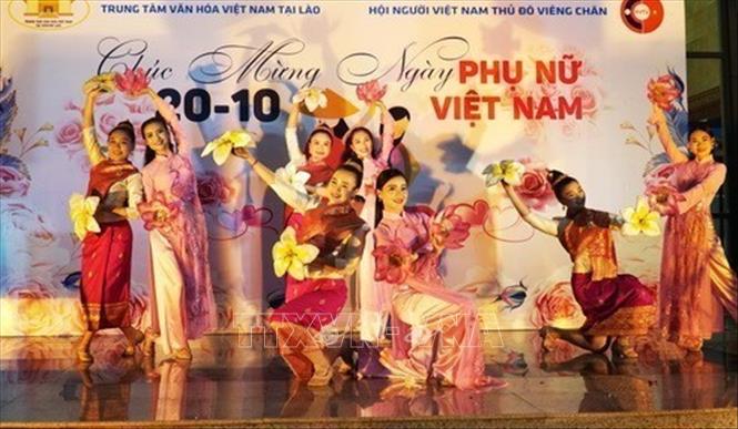 Tối 20/10/2023, tại Trung tâm Văn hóa Việt Nam ở Thủ đô Viêng Chăn, Hội người Việt Nam thủ đô Viêng Chăn tổ chức chương trình Văn nghệ chào mừng 93 năm Ngày thành lập Hội Liên hiệp Phụ nữ Việt Nam (20/10/1930 - 20/10/2023). Ảnh: Đỗ Bá Thành - PV TTXVN tại Lào