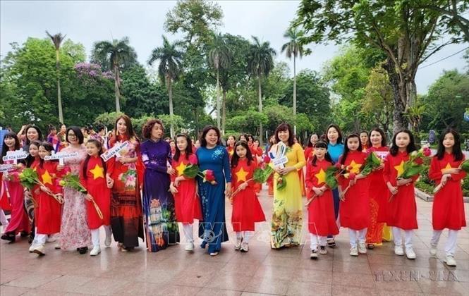 Ngày hội “Áo dài xuống phố” của Hội Liên hiệp phụ nữ quận Ba Đình, Hà Nội (2022). Ảnh: TTXVN