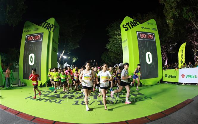 Các runner xuất phát nội dung có cự ly 5 km. Ảnh: Quốc Khánh - TTXVN