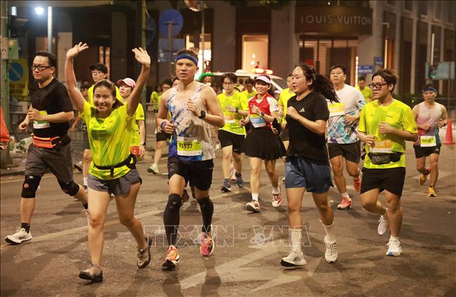 Các runner chạy qua những tuyến phố chính của Hà Nội. Ảnh: Quốc Khánh - TTXVN