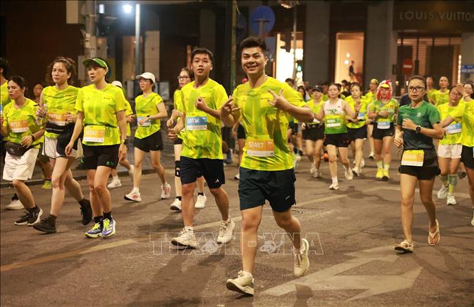 Các runner chạy qua những tuyến phố chính của Hà Nội. Ảnh: Quốc Khánh - TTXVN