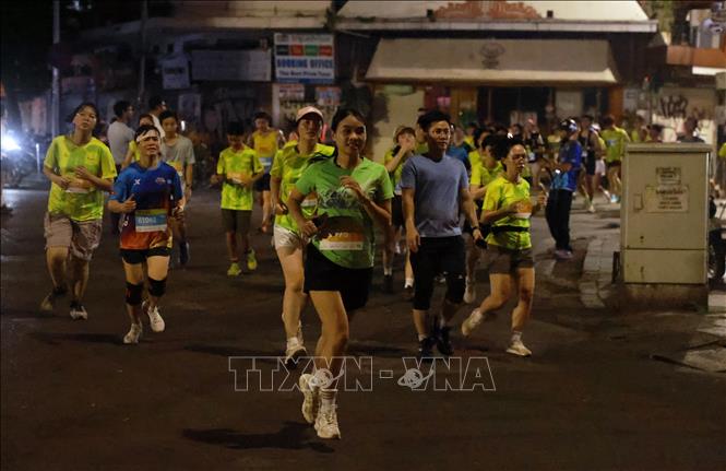 Các runner trên đường chạy VPBank Hanoi International Marathon 2026. Ảnh: Quốc Khánh - TTXVN