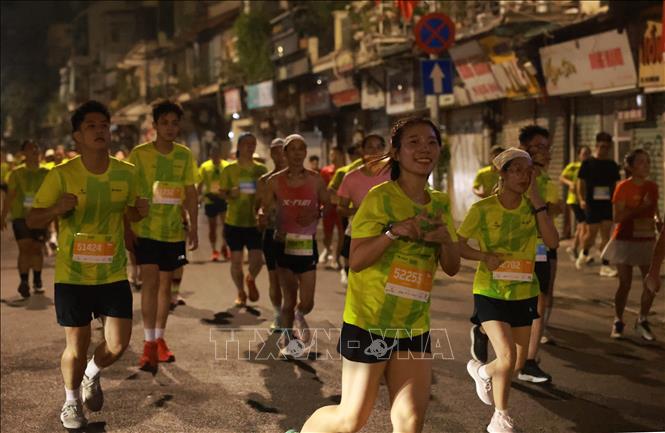 Các runner trên đường chạy VPBank Hanoi International Marathon 2026. Ảnh: Quốc Khánh - TTXVN
