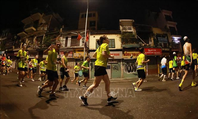 Các runner chạy để tận hưởng, khám phá Hà Nội yên bình lúc nửa đêm. Ảnh: Quốc Khánh - TTXVN