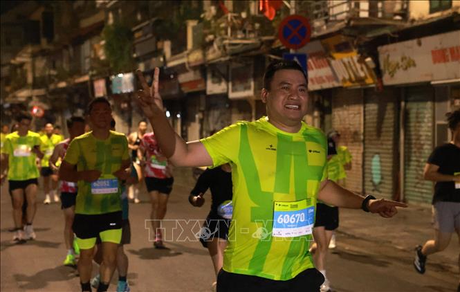 Các runner chạy trên phố Hàng Đào yên bình trong đêm, khác hẳn với sự tấp nập của ban ngày của nó. Ảnh: Quốc Khánh - TTXVN
