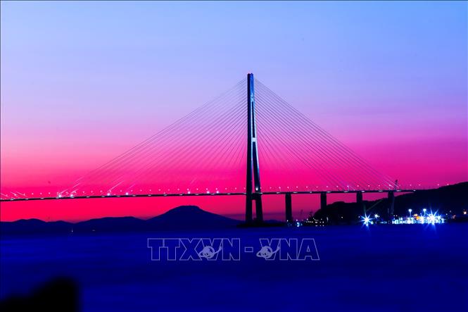 Bình minh trên vịnh biển Vladivostok, nhìn từ mũi Tokarevsky. Ảnh: Văn Hiếu - PV TTXVN tại Nga