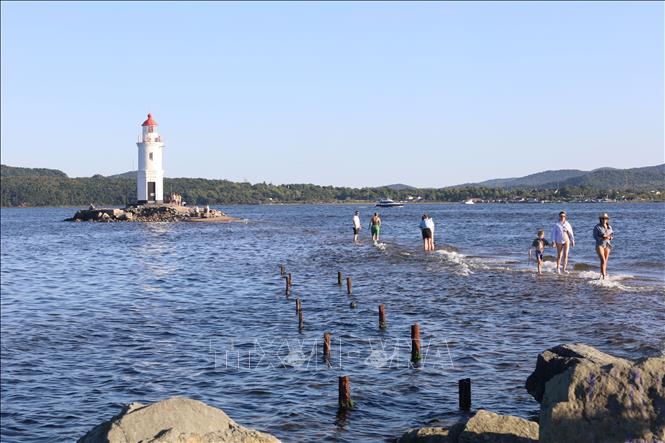 Ngọn hải đăng Tokarevsky là một trong những biểu tượng của Vladivostok và là địa điểm nghỉ dưỡng yêu thích của người dân địa phương. Từ đây, bạn có thể ngắm nhìn khung cảnh tuyệt đẹp của cầu Russky và đảo Elena. Ảnh: Văn Hiếu - PV TTXVN tại Nga