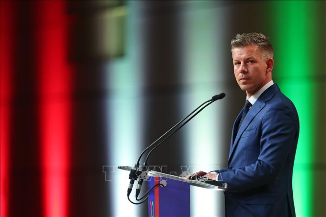 Thủ tướng Hungary Peter Magyar phát biểu trong cuộc họp báo tại Budapest. Ảnh: THX/TTXVN phát