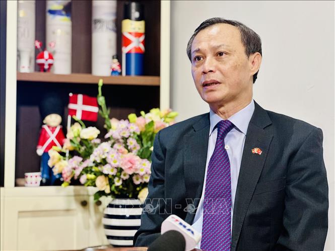 Đại sứ Lương Thanh Nghị, nguyên Đại sứ Việt Nam tại Đan Mạch (giai đoạn 2022 - 2025) trả lời phỏng vấn của phóng viên Thông tấn xã Việt Nam về quan hệ hợp tác Việt Nam - Đan Mạch. Ảnh: Việt Đức - TTXVN