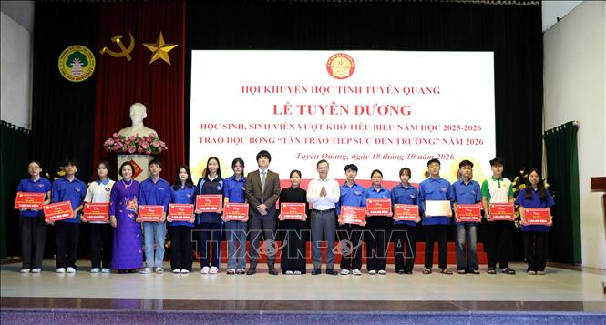 Phó Bí thư Tỉnh ủy, Chủ tịch HĐND tỉnh Tuyên Quang Nguyễn Văn Sơn trao học bổng “Tân Trào tiếp sức đến trường” cho các sinh viên có hoàn cảnh khó khăn. Ảnh: Quang Cường – TTXVN.