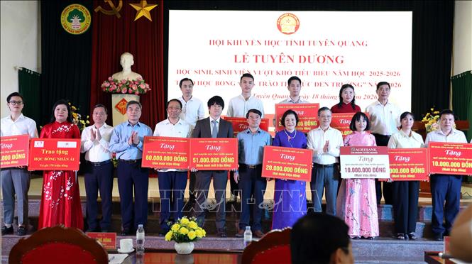 Các cơ quan, đơn vị ủng hộ Quỹ Khuyến học tỉnh Tuyên Quang tại buổi lễ. Ảnh: Quang Cường – TTXVN