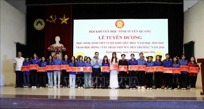 Phó Bí thư Tỉnh ủy, Chủ tịch Ủy ban Mặt trận Tổ quốc Việt Nam tỉnh Tuyên Quang Ma Thế Hồng trao học bổng “Tân Trào tiếp sức đến trường” cho các sinh viên có hoàn cảnh khó khăn. Ảnh: Quang Cường – TTXVN.