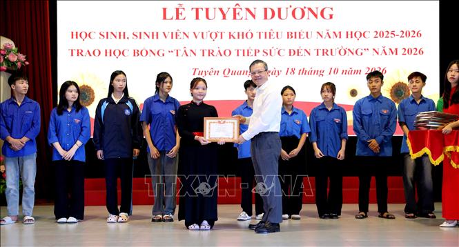 Phó Bí thư Tỉnh ủy, Chủ tịch HĐND tỉnh Tuyên Quang Nguyễn Văn Sơn trao học bổng “Tân Trào tiếp sức đến trường” cho các sinh viên có hoàn cảnh khó khăn. Ảnh: Quang Cường – TTXVN.