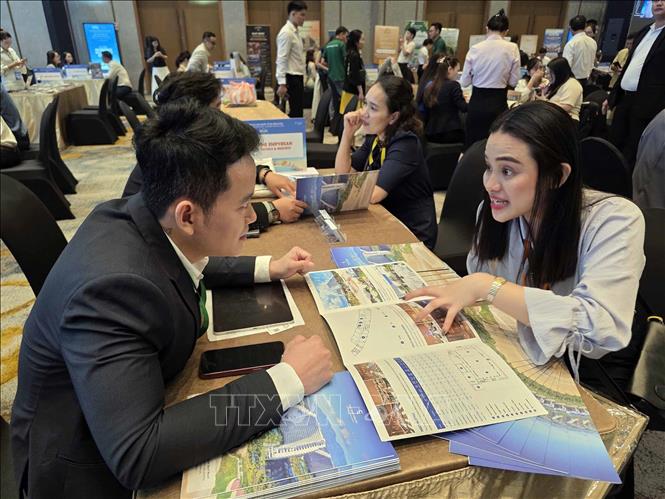 Các doanh nghiệp trao đổi tại Không gian Business & Kết nối B2B. Ảnh: Trần Lê Lâm - TTXVN 