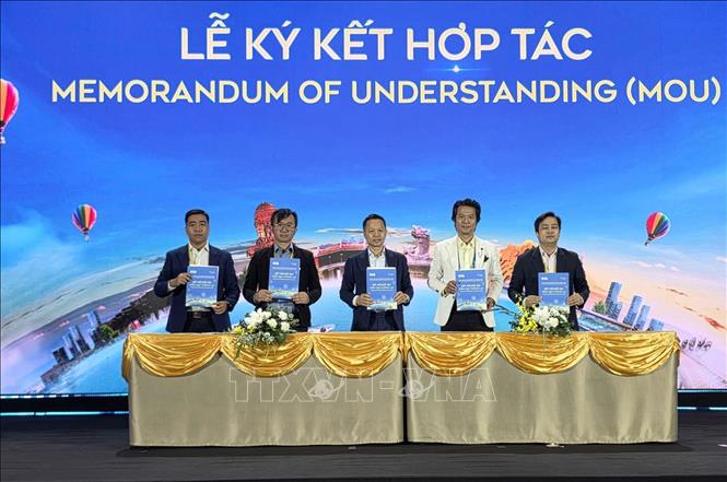 Các doanh nghiệp ký kết hợp tác tại chương trình. Ảnh: Trần Lê Lâm - TTXVN 
