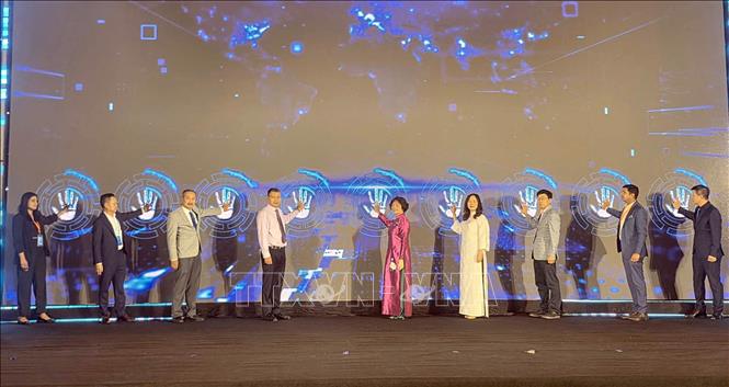 Đại biểu thực hiện nghi thức khai mạc chương trình Không gian Business & Kết nối B2B. Ảnh: Trần Lê Lâm - TTXVN 
