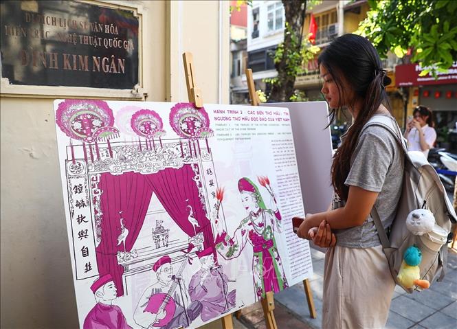 Người dân tìm hiểu thông tin các di tích. Ảnh: Khánh Hoà - TTXVN

