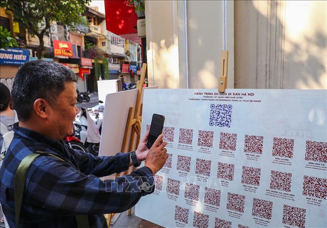 Người dân tìm hiểu thông tin các di tích. Ảnh: Khánh Hoà - TTXVN
