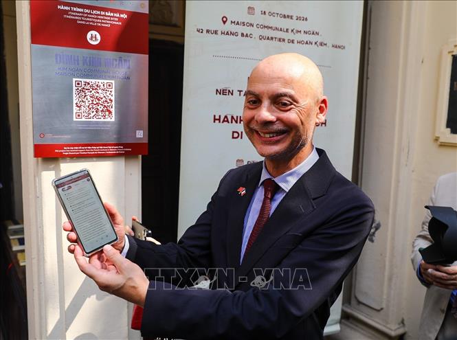 Ông Didier Le Bret, Đại sứ Pháp tại Việt Nam quét mã Qr tại di tích của Đình Kim Ngân. Ảnh: Khánh Hoà - TTXVN
