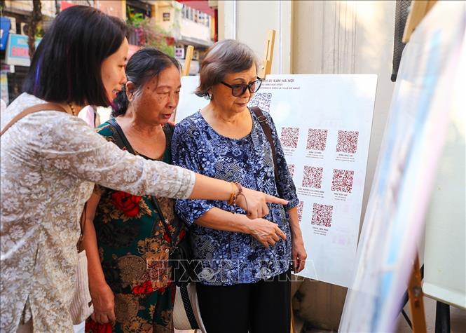 Người dân tìm hiểu thông tin các di tích. Ảnh: Khánh Hoà - TTXVN
