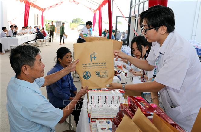 Cán bộ nhân viên Nhà thuốc Pharmacity cấp phát thuốc miễn phí cho người dân xã biên giới Khuất Xá, tỉnh Lạng Sơn. Ảnh: Văn Đạt - TTXVN