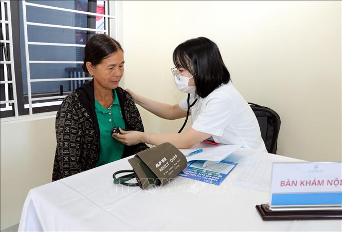 Bác sĩ Bệnh viện Đại học Y Hà Nội khám bệnh miễn phí cho người có hoàn cảnh khó khăn ở xã biên giới Khuất Xá, tỉnh Lạng Sơn. Ảnh: Văn Đạt - TTXVN